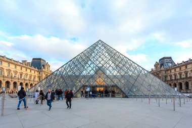 Paris, Fransa 16 Ocak 2019 - Paris 'teki Piramitli Louvre Müzesi
