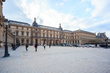 Paris, Fransa - 16 Ocak 2019: Sonbahar gününde Louvre Müzesi.