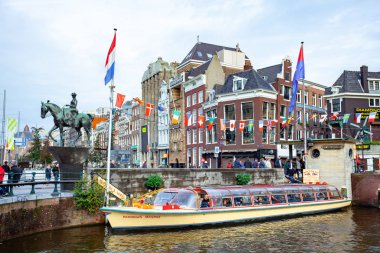 Amsterdam, Hollanda 15 Ekim 2019. Amsterdam kanalları, tekneleri ve evleri olan.