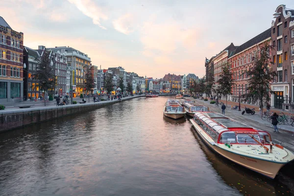 Amsterdam, Paesi Bassi 15 ottobre 2019. Canali di Amsterdam con barche e case . — Foto Stock
