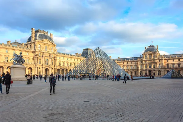 パリ、フランス2019年1月16日-パリのルーブル美術館とピラミッド — ストック写真