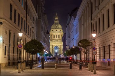 Budapeşte, Macaristan 11 Kasım 2018 - St. Stephens Bazilikası Gece Görüşü
