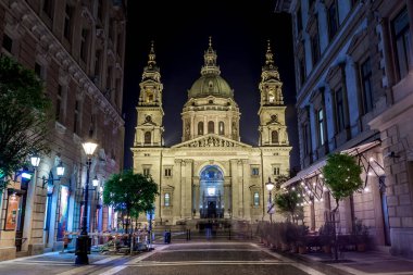 Budapeşte, Macaristan 11 Kasım 2018 - St. Stephens Bazilikası Gece Görüşü
