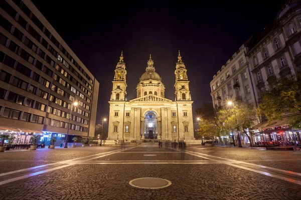 Budapest, Hungary 11 листопада 2018 - Night view of St. Stephens Basilica — стокове фото