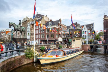 Amsterdam, Hollanda 15 Ekim 2019. Amsterdam kanalları, tekneleri ve evleri olan.