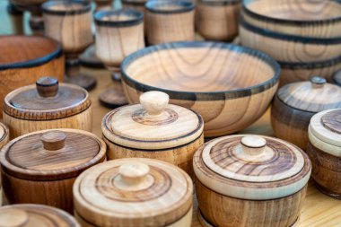 Ahşap mutfak eşyaları ve süslemeler Tiflis 'teki Paskalya pazarında satılıyor.