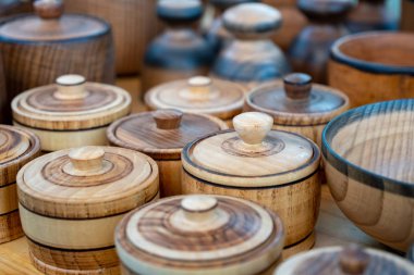 Ahşap mutfak eşyaları ve süslemeler Tiflis 'teki Paskalya pazarında satılıyor.