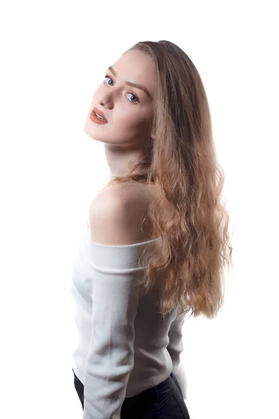 Porträt des schönen weiblichen Modells, das über eine Schulter auf weißem Hintergrund blickt — Stockfoto