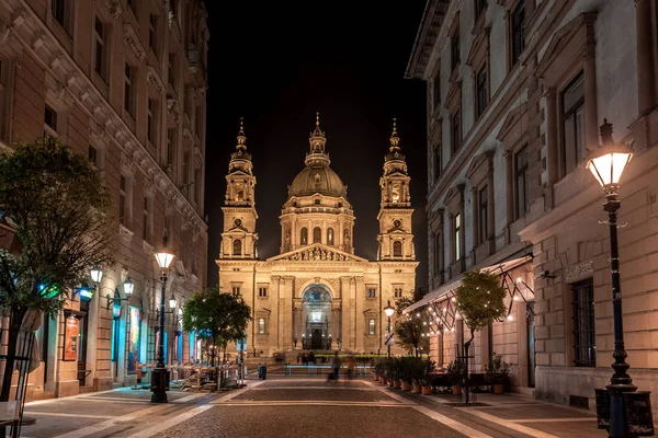 Budapeste, Hungria 11 de novembro de 2018 - Vista noturna da Basílica de Santo Estêvão — Fotografia de Stock