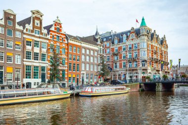 Amsterdam, Hollanda 15 Ekim 2019. Amsterdam kanalları, tekneleri ve evleri olan.