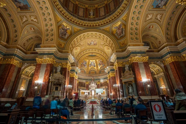 Budapest, Hungría 11 noviembre 2018 - Interior de la Basílica de San Esteban — Foto de Stock