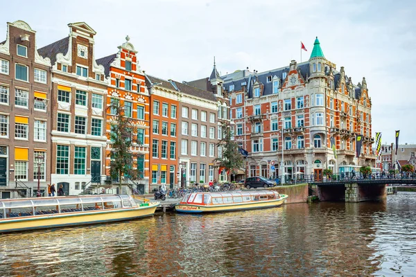 Amsterdam, Paesi Bassi 15 ottobre 2019. Canali di Amsterdam con barche e case . — Foto Stock