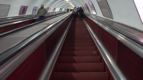 格鲁吉亚第比利斯2020年1月20日-通往地下地铁运输的楼梯 — 图库视频影像
