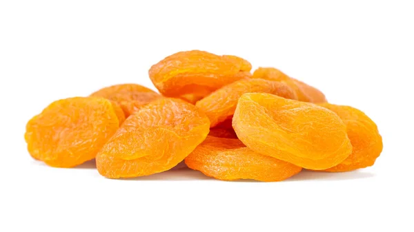 Gedroogde abrikozen geïsoleerd op witte achtergrond. Gezond voedsel. — Stockfoto