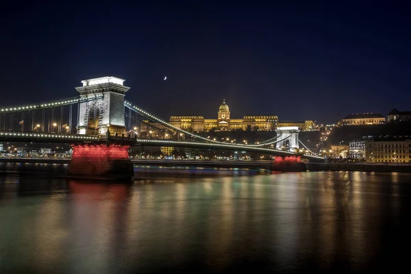 Széchenyi Lánchíd éjjel a Dunán. Budapest, Magyarország. — Stock Fotó