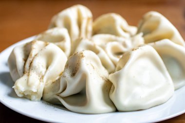 Ulusal Gürcü mutfağı. Etli Khinkali. Masadaki Khinkali..