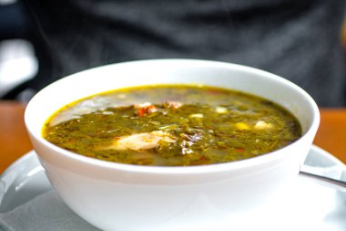 chakapuli, et ve yeşillik çorba beyaz plaka, Gürcü geleneksel gıda