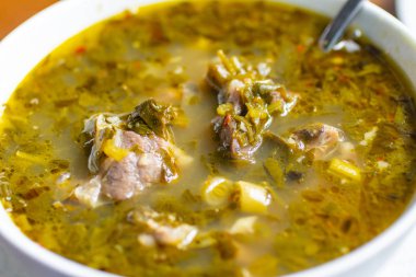 chakapuli, et ve yeşillik çorba beyaz plaka, Gürcü geleneksel gıda