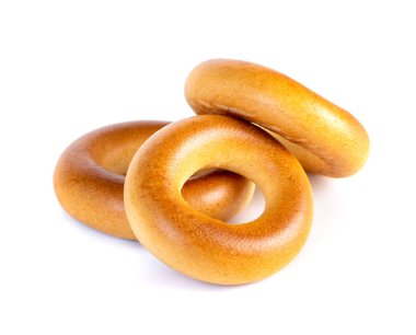 Küçük kuru simit, beyaz arka planda küçük rulo.