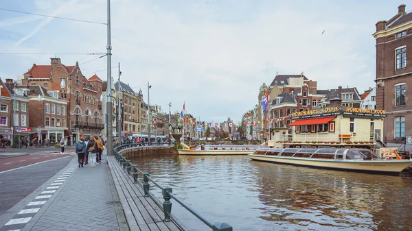 Amszterdam, Hollandia 2019. október 15. Amszterdami csatornák hajókkal és házakkal. — Stock Fotó