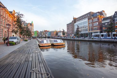 Amsterdam, Hollanda 15 Ekim 2019. Amsterdam kanalları, tekneleri ve evleri olan.