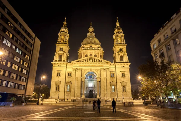 Budapeste, Hungria 11 de novembro de 2018 - Vista noturna da Basílica de Santo Estêvão — Fotografia de Stock
