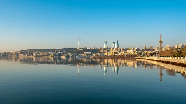 Panoramiczny widok na miasto Baku rano — Zdjęcie stockowe