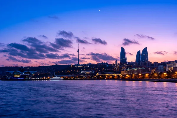 Night view of Baku with the Flame Towers skyscrapers — Stock Photo, Image