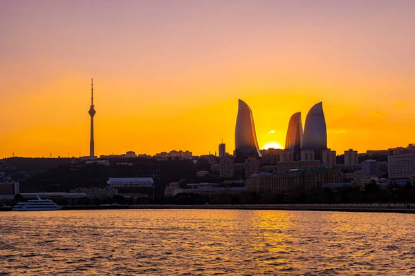 Nachtzicht op Baku met de Flame Towers wolkenkrabbers — Stockfoto