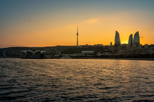 Nachtaufnahme von Baku mit den Flammentürmen der Wolkenkratzer — Stockfoto