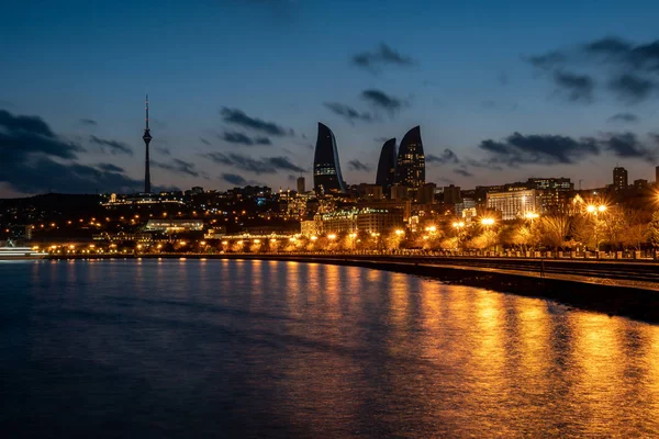 Vista noturna de Baku com os arranha-céus das Torres de Chama — Fotografia de Stock