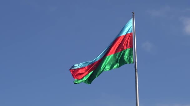 Азербайджанский Национальный Мусульманский Флаг Баку Государственный Флаг Азербайджана Размахивающий Голубым — стоковое видео