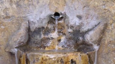 Bir taş çeşme çeşmesinden akan su. İç..