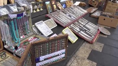 Tiflis, Gürcistan 20 Ocak 2020 - Rustaveli Bulvarı 'nda el yapımı eşyalar.