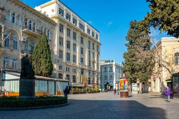 Baku, Ázerbájdžán 27. ledna 2020 - Lidé cestují ulicemi Baku. — Stock fotografie