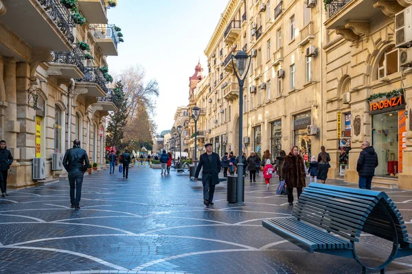 Baku, Azerbejdżan 27 stycznia 2020 - Ludzie podróżujący ulicami Baku. — Zdjęcie stockowe