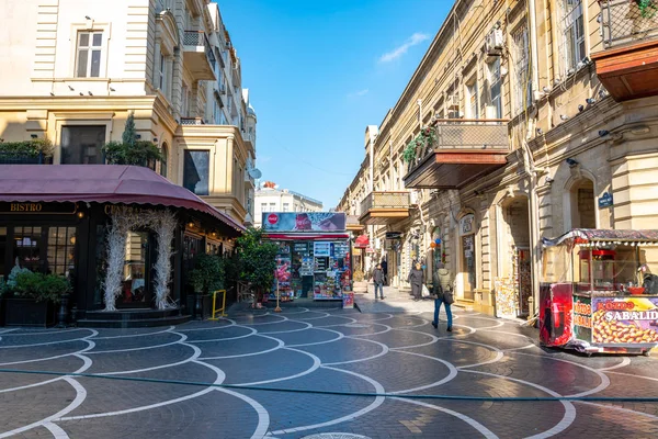 Baku, Azerbejdżan 27 stycznia 2020 - Ludzie podróżujący ulicami Baku. — Zdjęcie stockowe