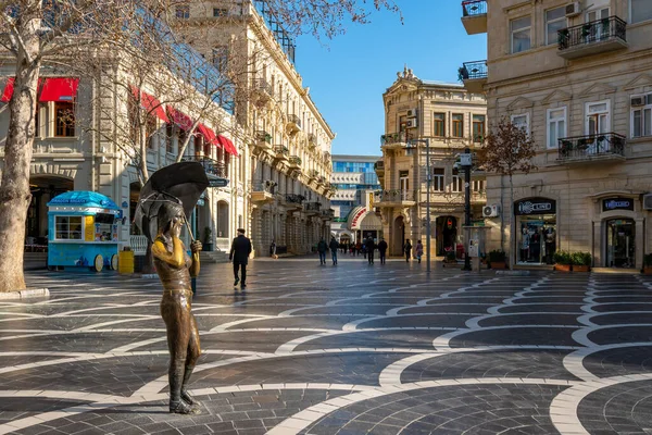 Баку, Азербайджан 27 января 2020 - Люди, путешествующие по улицам Баку . — стоковое фото
