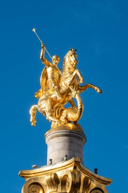 Aziz George 'un Tiflis' teki Özgürlük Meydanı 'ndaki altın heykeli.