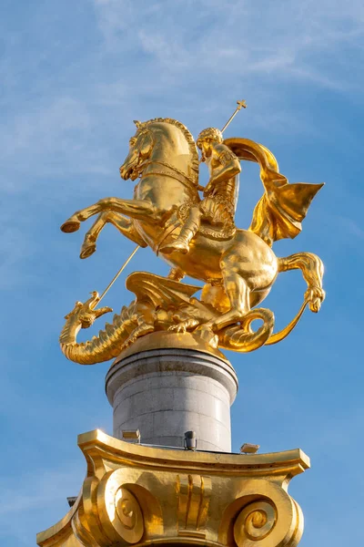 Złota rzeźba św. Jerzego na Placu Wolności w Tbilisi — Zdjęcie stockowe