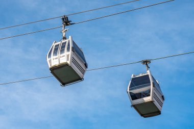 Teleferik teleferik teleferik görünümünü mavi gökyüzü arka plan üzerinde