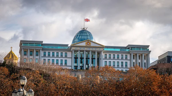 L'ancien palais présidentiel de Tbilissi est appelé la résidence d'Avlabari . — Photo