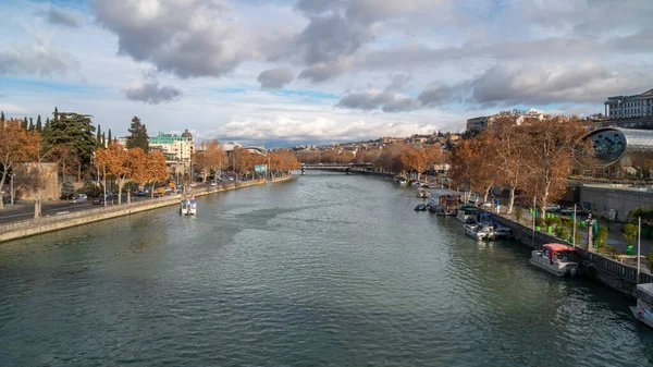 Tiflis, Georgia 22 enero 2020 - Vista del río Kura desde el puente —  Fotos de Stock