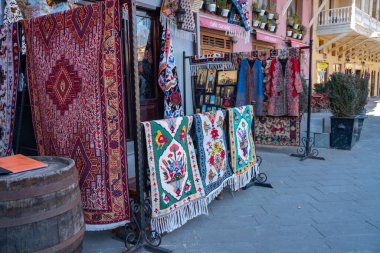 Tiflis, Gürcistan 26 Ocak 2020 - Tiflis Caddesi 'nde satılık halılar.