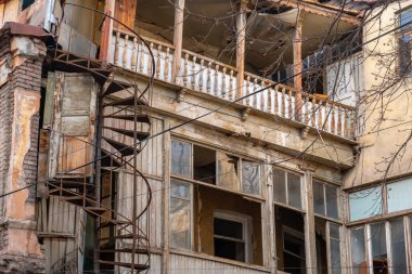Tiflis 'in tarihi bölümünde terk edilmiş eski evler