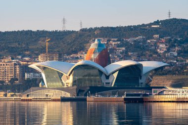 Deniz kenarında yeni inşa edilmiş modern binalar. Bakü.