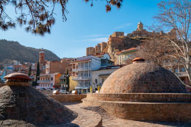 Abanotubani bölgesinde eski sülfür banyosu. Ahşap oyulmuş balkonları var.