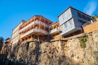 Georgia 'nın Tiflis şehrinde ahşap oyulmuş balkonları olan terk edilmiş bir bölge..