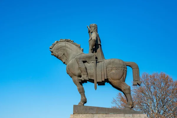 Статуя короля Вахтанга Горгасали в Тбилиси. — стоковое фото