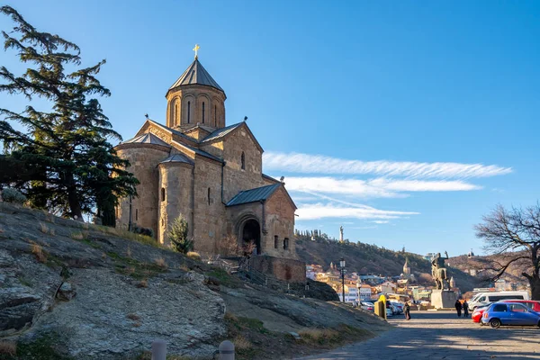 Lihat Gereja Metekhi di pagi hari di atas sungai Kura di Tbilisi — Stok Foto
